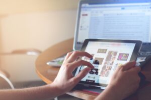 子どもがタブレットを使うと目が疲れる？効果的な対策は何？