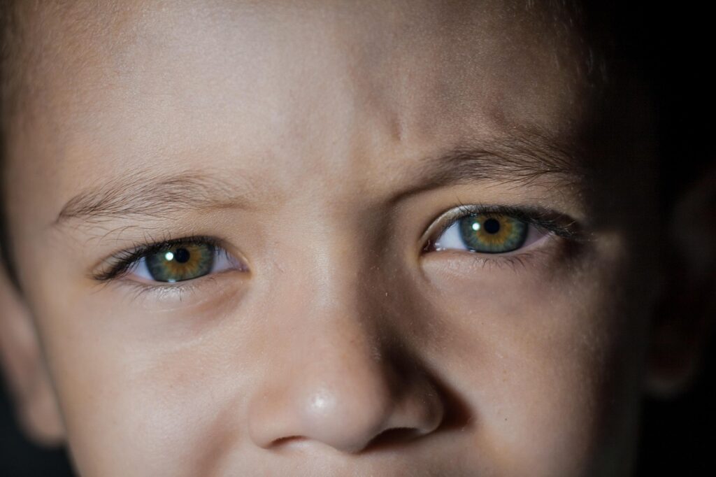 子どもが目をこする原因は何？その理由と対策を解説！
