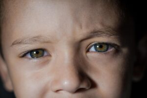 子どもが目をこする原因は何？その理由と対策を解説！