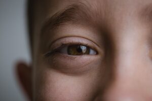 子どもが目を守る方法はこれだ！どんな対策が効果的？