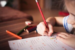 子どもがオンライン授業で目を守るためのポイントは？