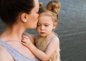 子どもがスマホを使うと目が乾く理由とは？