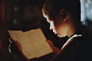 子どもが勉強で目が疲れる原因と対策は？