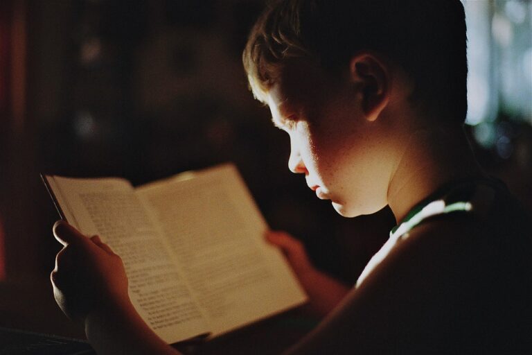 子どもが勉強で目が疲れる原因と対策は？