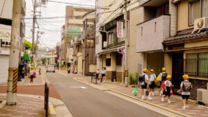 小学生が目薬を使うのは何歳からが適切？