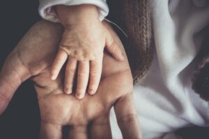 幼児がスマホを使うと目に悪いって本当？その影響と対策は？